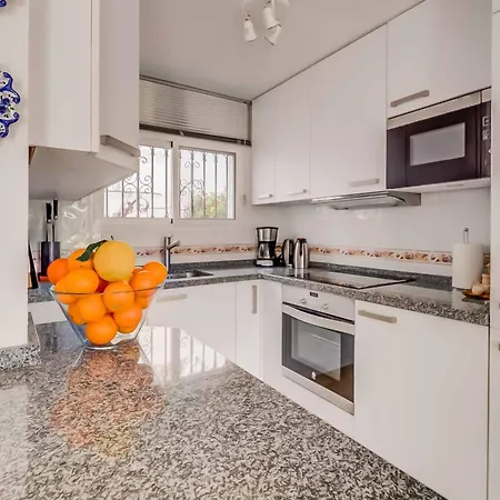 128 - Beautiful Townhouse With Pool, Daire Benalmádena