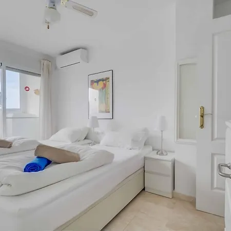 128 - Beautiful Townhouse With Pool, Daire Benalmádena